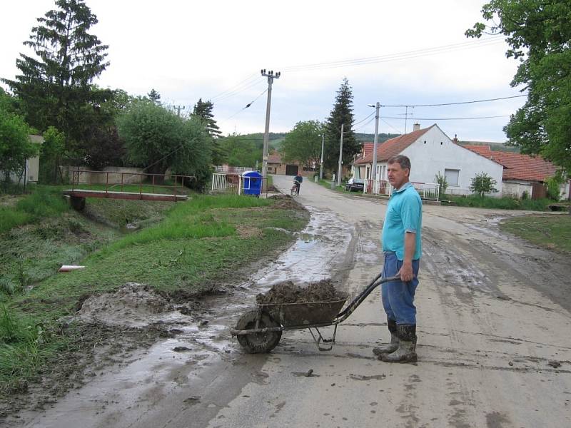 Odklízení následků povodně v Němčanech. 