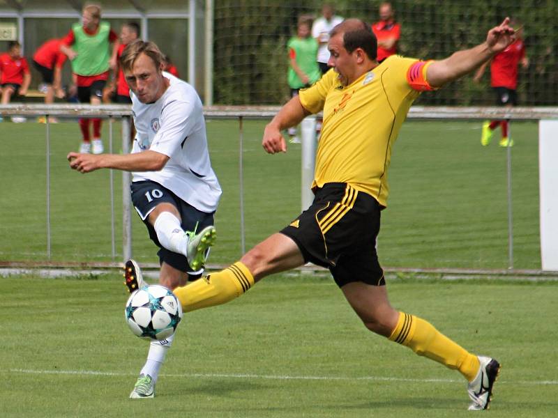 V posledním přípravném utkání na start svých mistrovských soutěží remizoval divizní Slovan Rosice (ve žlutém) s třeliligovým MFK Vyškov.