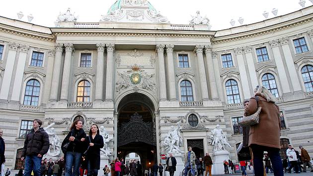 Hofburg je hojně navštěvovaným místem ve Vídni.Jde o  palácový komplex v centru Vídně, do roku 1918 byl rezidencí habsburských a habsbursko-lotrinských panovníků.