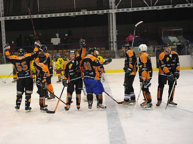 V prvním finálovém utkání vyškovské hokejové hobbyextraligy vyhrál ESO Team nad mužstvem Vyhaslé Hvězdy 4:2. 