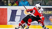 Po vyrovnaném boji podlehli hokejisté Vyškova (červené dresy) v dalším kole II. ligy v Hodoníně Baníku 2:3.