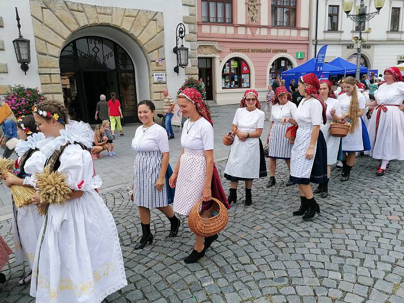 První krojovaný průvod dorazil na Masarykovo náměstí už dopoledne.