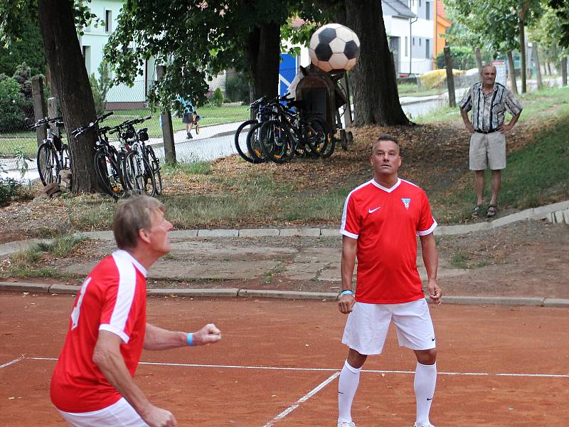 Oslavit 40. výročí založení nohejbalového klubu R.U.M. přijeli do Holubic bývalé hvězdy fotbalové Zbrojovky a hokejové Komety a ze současné extraligové nohejbalové bašty Modřic.