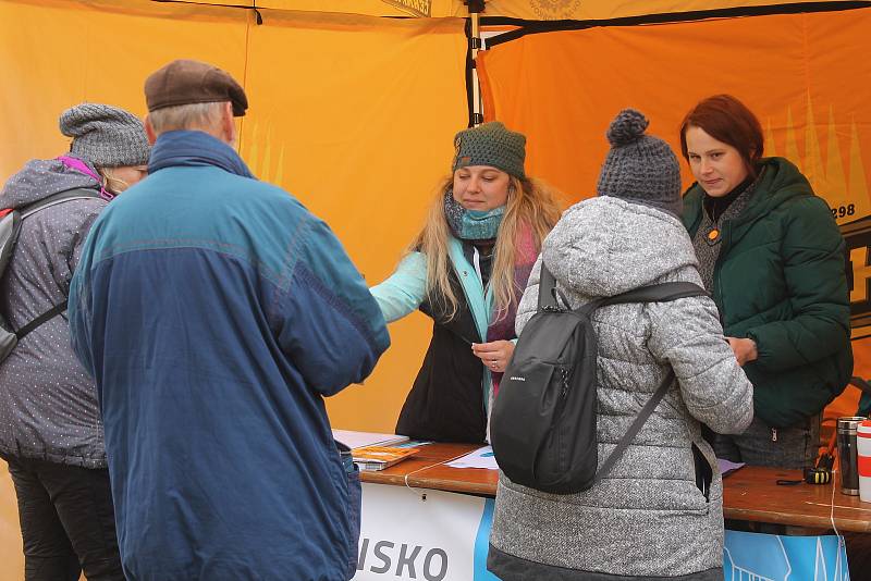 Na nádvoří pivovaru v Černé Hoře se sešly stovky turistů s holemi.