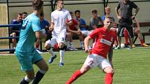 Fotbalisté Blanska (červené dresy) v přípravném utkání porazili na vlastním trávníku MFK Vyškov 2:0.