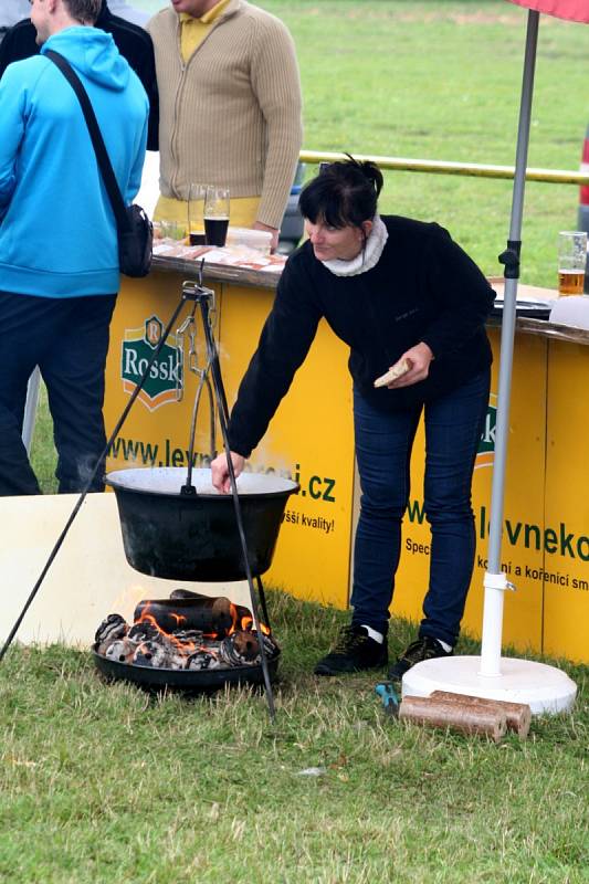 I přes deštivé počasí se na šestém ročníku soutěže ve vaření guláše ve Slavkově u Brna utkalo jedenáct týmů.