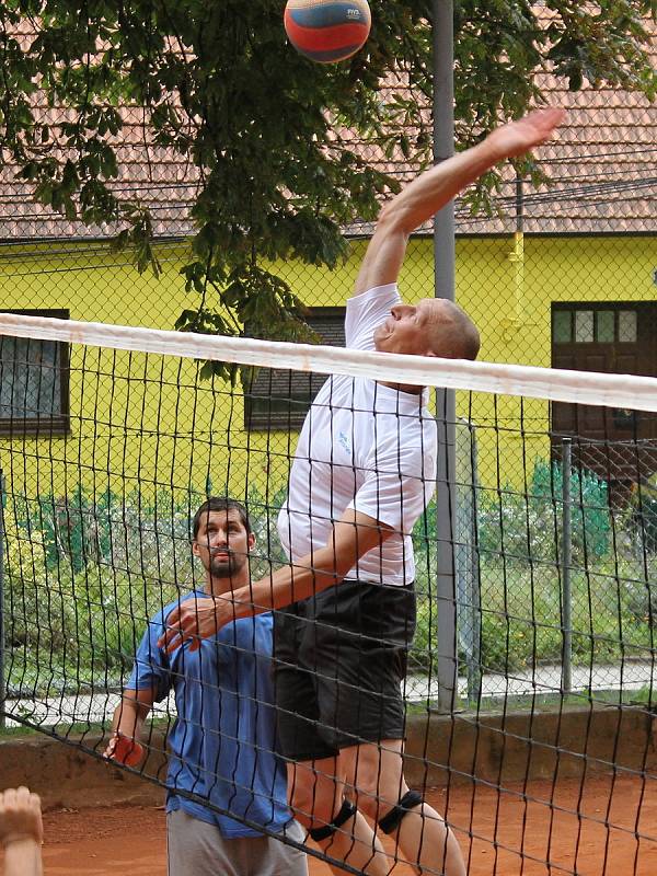 Tradiční letní turnaj na antukových kurtech v Holubicích vyhrál domácí tým.