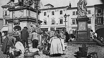 Trhy na náměstí ve Vyškově v roce 1899.