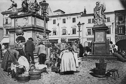 Trhy na náměstí ve Vyškově v roce 1899.