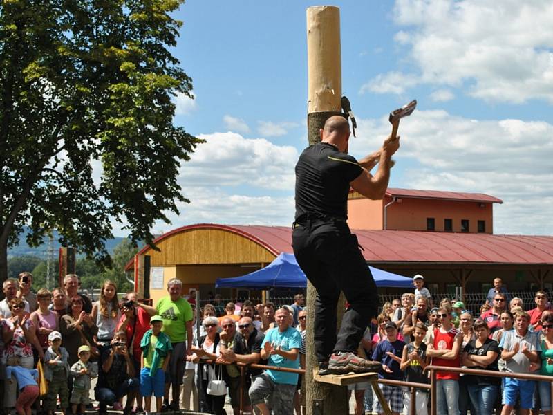 Dřevorubecká soutěž ve Vendryni. 