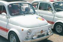 Italské vozy Fiat 500. Ilustrační snímek. 