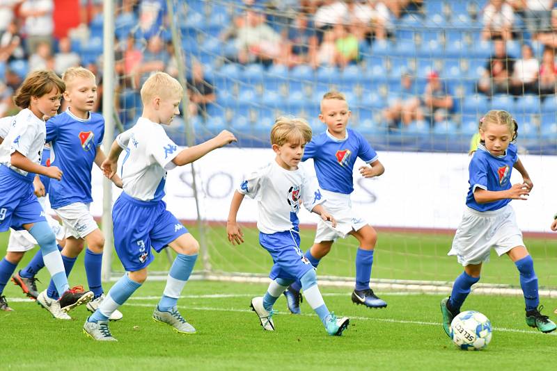 Malí fotbalisté Brušperku (v bílém) během přestávkového programu na půdě Baníku Ostrava.