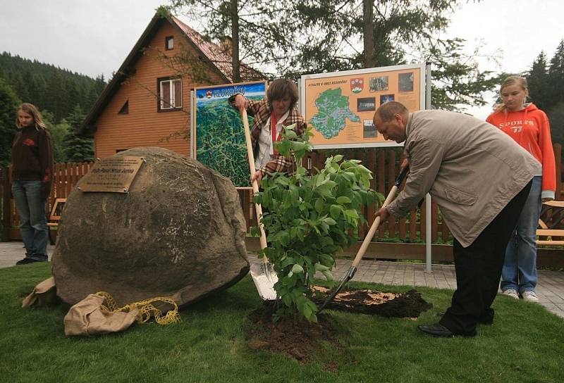 Starostka obce Krásná Pavla Bohačíková a starosta Klokočova Luboš Striž společně zasadili dvě rostliny klokočí.