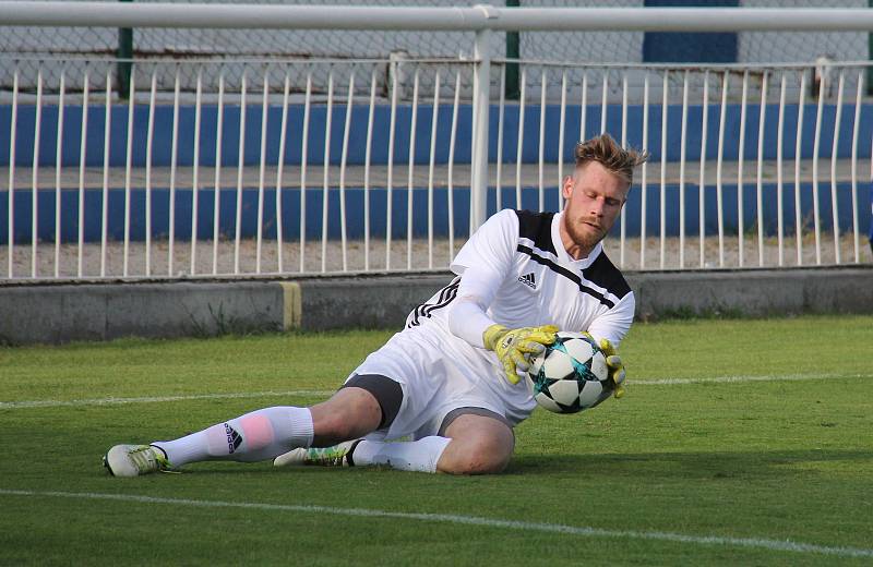 Třetiligoví fotbalisté Frýdku-Místku (v modrém) si díky zlepšenému výkonu po změně stran připsali do tabulky další tři body. Ve Stovkách zdolali nováčka MSFL z Vrchoviny 4:1.