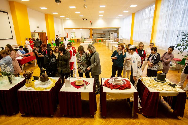 Střední škola gastronomie, oděvnictví a služeb uspořádala ve Frýdku-Místku 7. ročník celorepublikové soutěže cukrářů Podbeskydský ještěr.