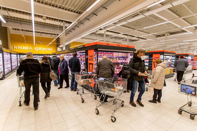 První nakupující v nově zmodernizovaném Kauflandu, 30. listopadu 2022, Frýdek-Místek.