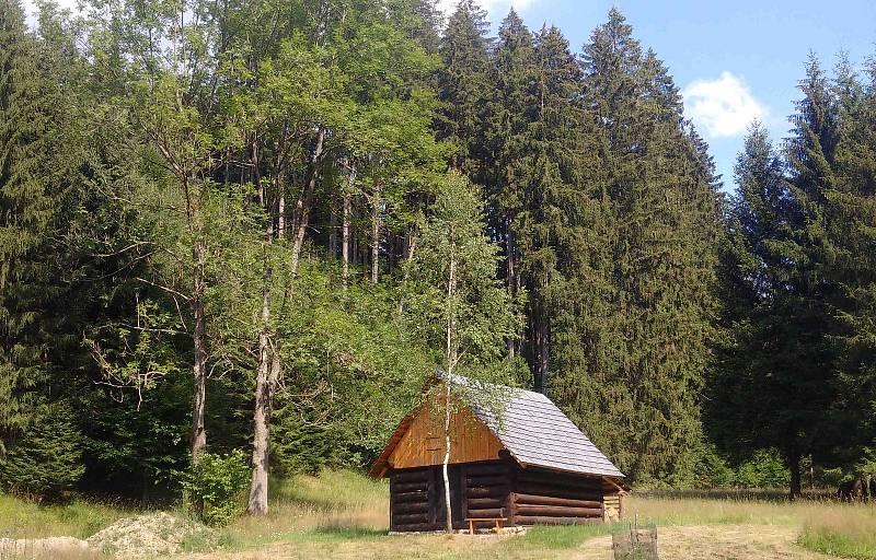 Architektonický fenomén Morávky v Beskydech, lidové roubené seníky, nový - vědecká rekonstrukce ze soukromé iniciativy Vítězslava Vilímka v Lúčce, 2.8.2022.