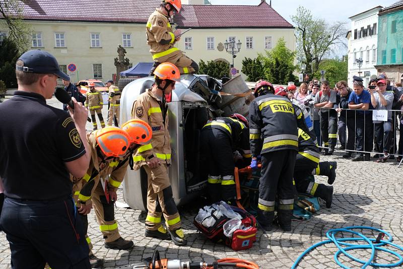 V sobotu 11. května se Zámecké náměstí ve Frýdku hemžilo hasiči.