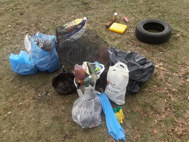 Na Prašivé se letos poprvé uklízely odpadky.