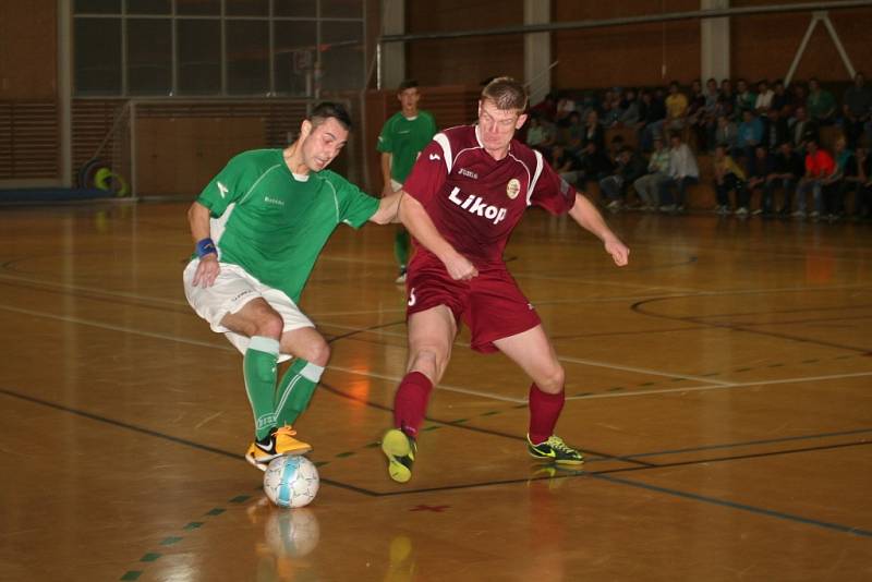 Futsalisté Třince (rudé dresy) na palubovce nováčka vyhráli rozdílem dvou branek. 