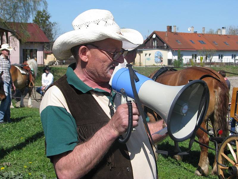 U přehrady v Bašce se v sobotu sešli milovníci koní, mezi nimi mnoho chovatelů haflingů. Osmý ročník vozatajské vyjížďky a koní v sedlech provázelo ideální počasí.