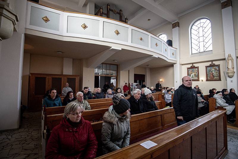 Biskup Martin David provádí kající obřad při mši v kostele sv. Václava, kde se stal násilný čin, 4. prosince 2022, Baška.