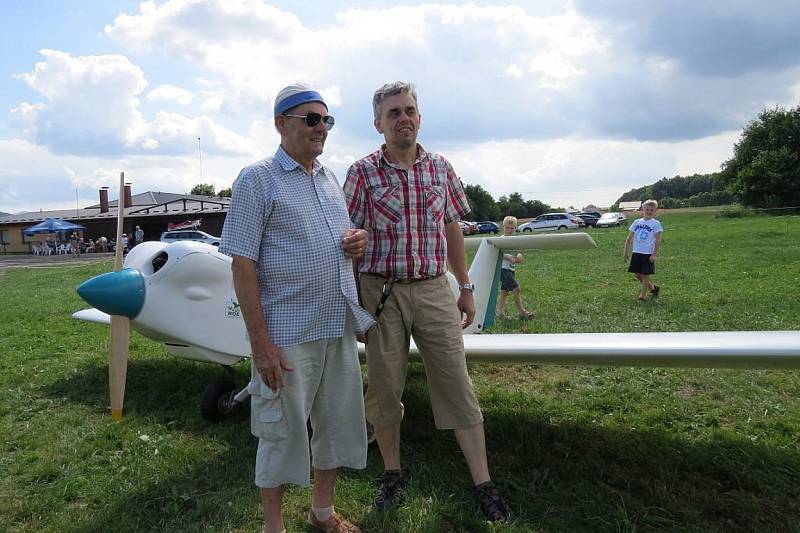 Jan Jendřejas postavil společně se svým synem Liborem jednomístné letadlo, které na místeckém letišti Bahno pokřtil.