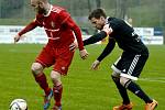 Fotbalisté Třince (v červeném) porazili na domácím trávníku Znojmo 2:1.