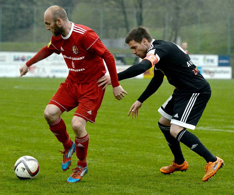 Fotbalisté Třince (v červeném) porazili na domácím trávníku Znojmo 2:1.