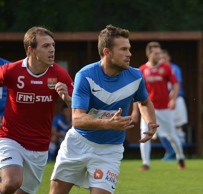 Duel mezi orlovským Slovanem (modré dresy) a Lučinou skončil výhrou hostí 1:3. 