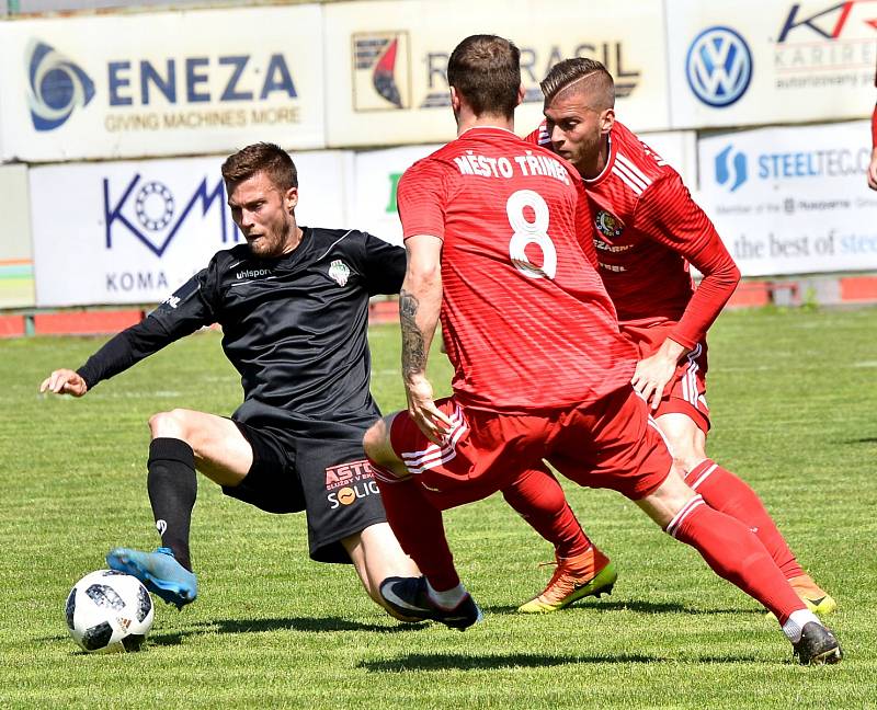 Třinečtí fotbalisté (v červeném) si doma poradili s adeptem sestupu Žižkovem.