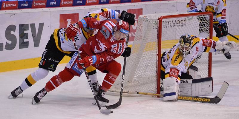 Třinec (v červeném) uspěl na ledě lídra z Litvínova.