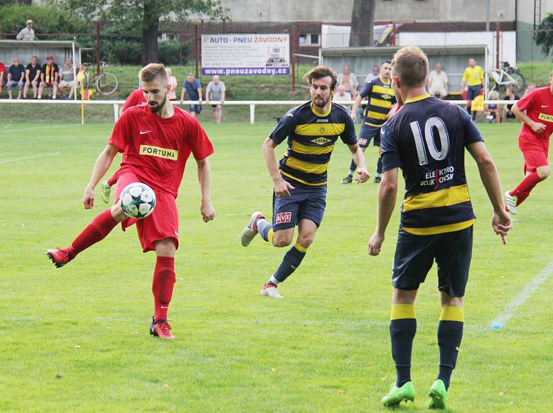 Divizní fotbalisté Frýdlantu (v pruhovaném) prohráli na domácím trávníku s Brumovem 0:1.