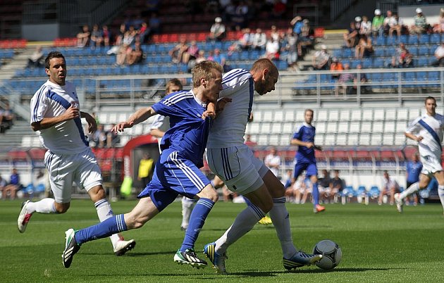 Fotbalisté Sigmy Olomouc B (v modrém) remizovali v MSFL s Frýdkem-Místkem 0:0.
