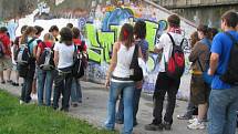 Mladí umělci z Německa, Itálie, Španělska a České republiky v neděli odpoledne vytvořili graffiti na jedné z legálních stěn ve Frýdku–Místku.