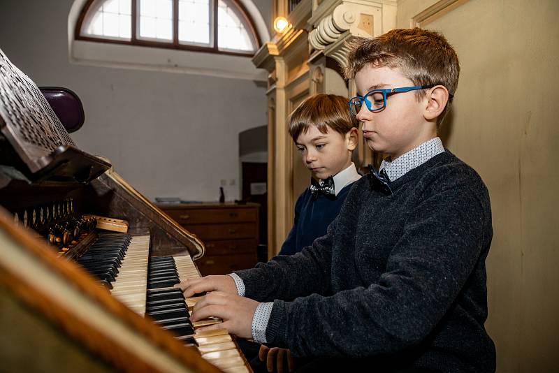 Sourozenci Štěpán Ponča a Dominik Ponča zahráli na varhany ve Farním kostele 15. ledna 2021 ve Frýdku-Místku. Dominik Ponča a Štěpán Ponča.