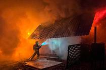 Tři jednotky hasičů zasahovaly ve čtvrtek 25. listopadu k večeru v Paskově na Frýdecko-Místecku u požáru mobilního domu a starší dodávky.