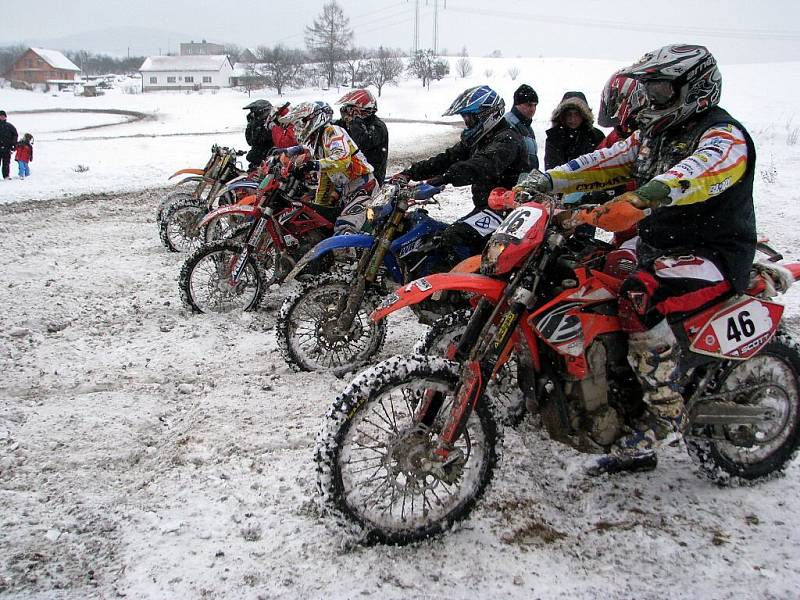 Zimní závody motokrosařů v Kozlovicích.