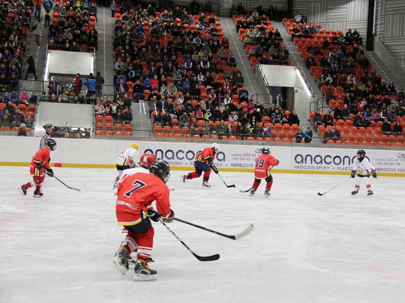 Slavnostnímu otevření nové sportovní haly Polárka předcházelo představení žáčků místního hokejového klubu HC Frýdek-Místek. 