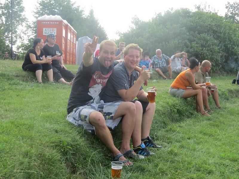 Návštěvníci sobotní akce Pivohraní si mohli vyzkoušet piva deseti malých pivovarů a vychutnat hudební program. 