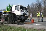 Mezi Frýdkem-Místkem a Dobrou na silnici I. třídy R/48 se v pondělí 6. dubna před 13. hodinou staly na jednom místě dvě vážné dopravní nehody. 