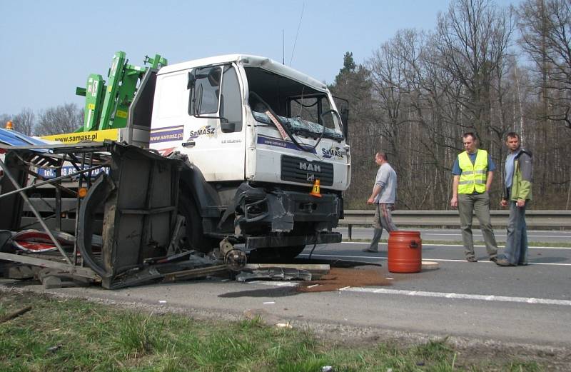 Mezi Frýdkem-Místkem a Dobrou na silnici I. třídy R/48 se v pondělí 6. dubna před 13. hodinou staly na jednom místě dvě vážné dopravní nehody. 