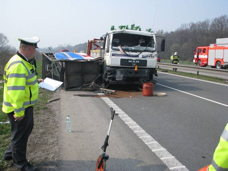 Mezi Frýdkem-Místkem a Dobrou na silnici I. třídy R/48 se v pondělí 6. dubna před 13. hodinou staly na jednom místě dvě vážné dopravní nehody. 