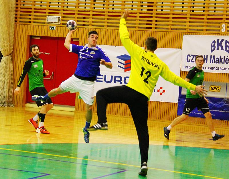 V derby se z výhry radovali házenkáři Frýdku-Místku (v modrém). Ti Karvinou porazili rozdílem šesti branek.