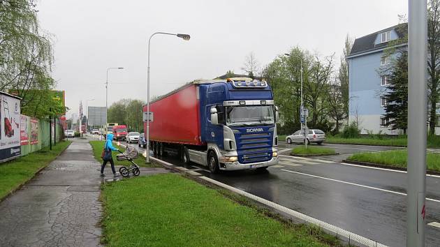 Nehoda se stala poblíž kruhového objezdu u Lidlu.