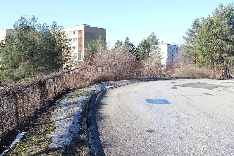 Třinecké sídliště Sosna se potýká s nedostatkem parkovacích míst. Problém vyřeší stavba parkovacího domu pod opěrnou zdí v tamním "esíčku". Březen 2021.