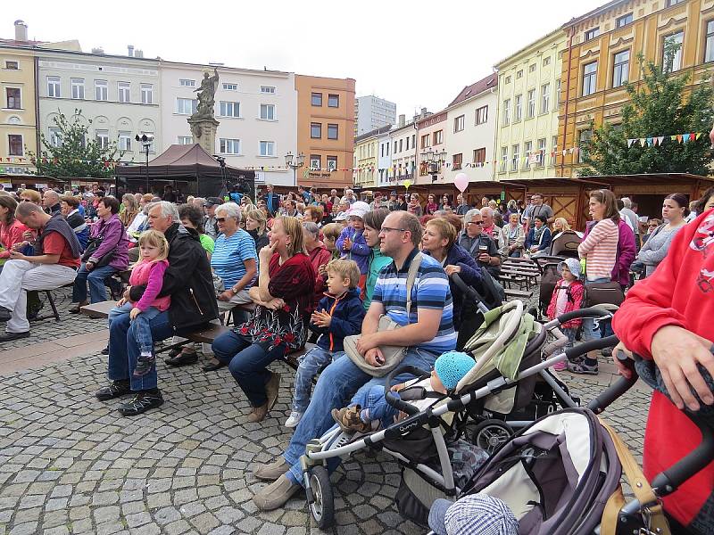 21. ročník Mezinárodního folklorního festivalu CIOFF/IOV ve Frýdku-Místku. Na snímku sobotní dění na místeckém náměstí Svobody.