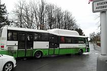 Původní točnu předchozí vedení města nechalo zrušit a dnes se tak autobusy u Janáčkova parku na sídlišti Riviéra obracejí docela složitě.