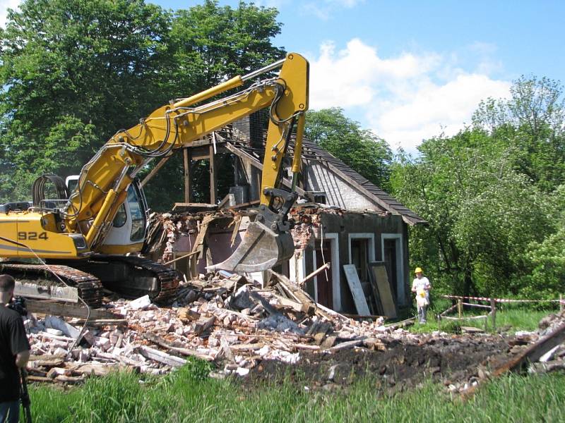 V třinecké lokalitě Folvark začala demolice jedenácti prázdných domů, které patří společnosti CPI Byty. 