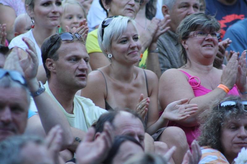 V Dolní Lomné měl zlatý slavík Tomáš Klus 1. srpna svou koncertní zastávku a zahrál a zazpíval před více než třemi tisíci svých fanoušků. Předkapelu mu dělali amatérští muzikanti ze střediska Oáza, což je kulturní zařízení pro lidi s mentálním postižením
